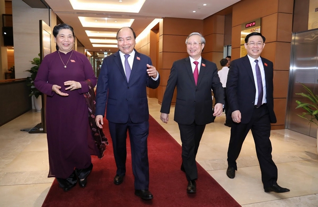 Thủ tướng Nguyễn Xuân Phúc cùng các đại biểu Quốc hội vào Hội trường dự phiên khai mạc.