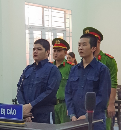Bị cáo Tài (trái) và Kiệt tại phiên tòa sơ thẩm.