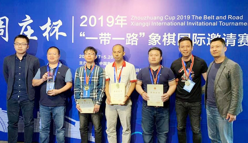 Đội tuyển Cờ tướng Việt Nam nhận giải Vô địch Cờ tướng đồng đội quốc tế tranh Cúp Chu Trang Bôi 2019. Ảnh: Liên đoàn Cờ tướng Việt Nam