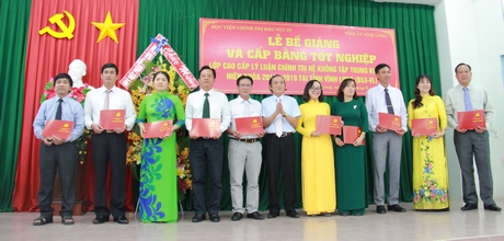 Nhà giáo ưu tú Huỳnh Thanh Quang- Phó Giám đốc học viện trao bằng tốt nghiệp cho các học viên.