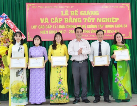 Phó Chủ tịch UBND tỉnh- Lữ Quang Ngời trao giấy khen cho 5 học viên đạt danh hiệu “ Học tập giỏi, rèn luyện tốt”.