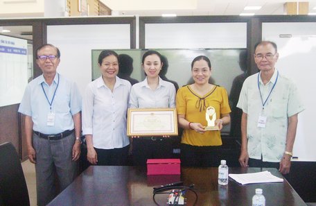 Lãnh đạo tỉnh, Hội Nạn nhân chất độc da cam/dioxin trao quyết định khen thưởng và kỷ niệm chương cho đại diện Công ty CP Sản xuất kinh doanh xuất nhập khẩu Vĩnh Long.