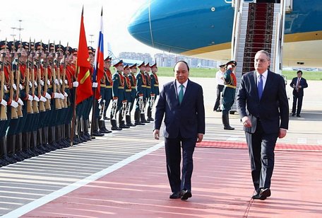Thủ tướng Nguyễn Xuân Phúc và Thứ trưởng Bộ Ngoại giao Nga Igor Morgulov duyệt Đội danh dự tại lễ đón ở sân bay Vnukovo 2. (Ảnh: Thống Nhất/TTXVN)