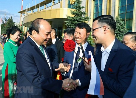 Các đại biểu, kiều bào đón Thủ tướng Nguyễn Xuân Phúc và Phu nhân tại sân bay. (Ảnh: Thống Nhất/TTXVN)