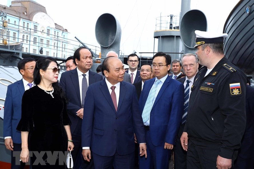 Thủ tướng Nguyễn Xuân Phúc và Phu nhân thăm Chiến hạm Rạng Đông. Ảnh: TTXVN