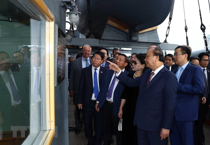  Thủ tướng Nguyễn Xuân Phúc và các đại biểu xem thông tin về Chiến hạm Rạng Đông. Ảnh: TTXVN 