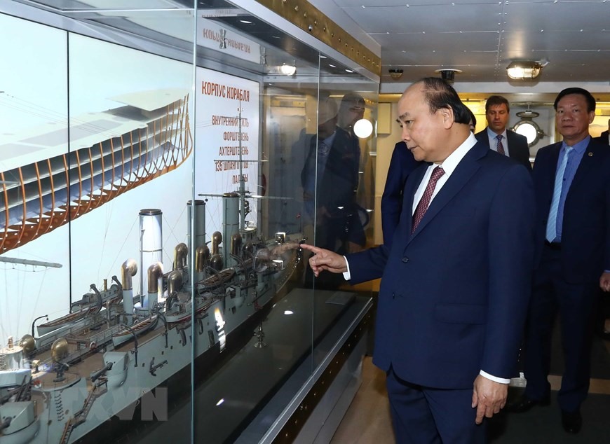 Thủ tướng Nguyễn Xuân Phúc tham quan các kỷ vật tại Chiến hạm Rạng Đông. Ảnh: TTXVN  