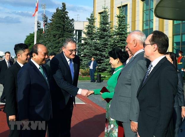 Các đại biểu đón Thủ tướng Nguyễn Xuân Phúc và Phu nhân tại sân bay Vnukovo 2, thủ đô Moskva. (Ảnh: Thống Nhất/TTXVN)