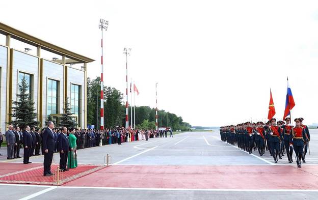 Đội danh dự diễu binh chào mừng Thủ tướng Nguyễn Xuân Phúc và Phu nhân tại lễ đón ở sân bay Vnukovo 2, thủ đô Moskva. (Ảnh: Thống Nhất/TTXVN)