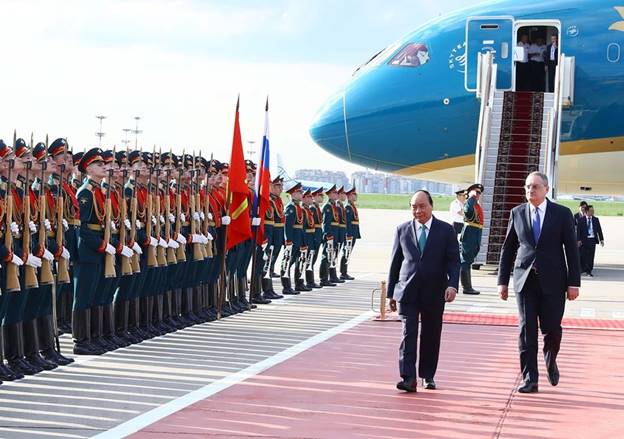  Thủ tướng Nguyễn Xuân Phúc và Thứ trưởng Bộ Ngoại giao Nga Igor Morgulov duyệt Đội danh dự tại lễ đón ở sân bay Vnukovo 2, thủ đô Moskva. (Ảnh: Thống Nhất/TTXVN)