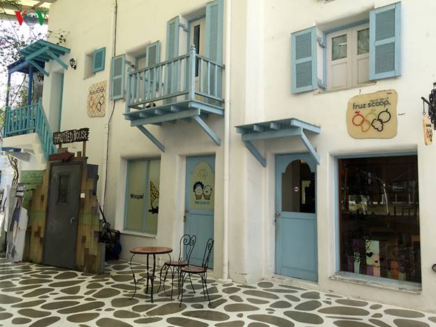 Từng góc nhỏ giữa các ngôi nhà, trên mỗi ô cửa hay mỗi bức tường đều được trang trí không trùng lặp mà vẫn mang phong cách đặc trưng của Santorini Hy Lạp.