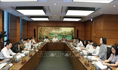 Đoàn đại biểu Quốc hội thành phố Hà Nội thảo luận tại tổ. Ảnh: Văn Điệp/TTXVN