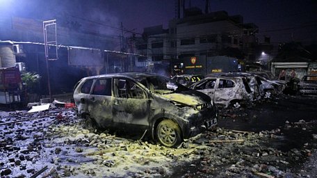 Những chiếc ô tô bị đốt cháy rụi tại Brimob, Tanah Abang. Nguồn: Kompas.com
