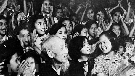 Chủ tịch Hồ Chí Minh cùng thiếu nhi Thủ đô xem biểu diễn văn nghệ tối 31/5/1969 tại Phủ Chủ tịch. (Ảnh: Tư liệu TTXVN)
