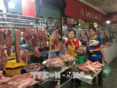 Người tiêu dùng mua thịt lợn tại chợ Bến Thành, quận 1, TP Hồ Chí Minh. Ảnh: Mỹ Phương/TTXVN