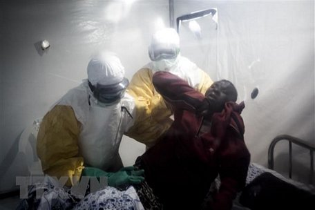 Nhân viên y tế hỗ trợ người nhiễm virus Ebola tại Trung tâm chăm sóc y tế khẩn cấp ở Beni, CHDC Congo ngày 15/8/2018. (Ảnh: AFP/TTXVN)