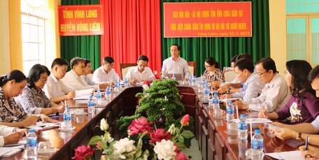 Đoàn khảo sát, giám sát làm việc với UBND huyện Vũng Liêm.