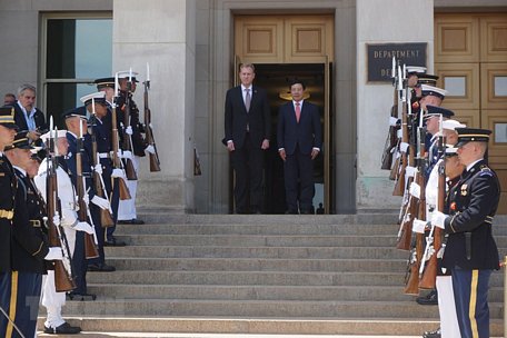 Phó Thủ tướng, Bộ trưởng Ngoại giao Phạm Bình Minh và Quyền Bộ trưởng Quốc phòng Patrick Shanahan tại lễ đón ở trụ sở Bộ Quốc phòng. (Ảnh: Đặng Huyền/TTXVN)
