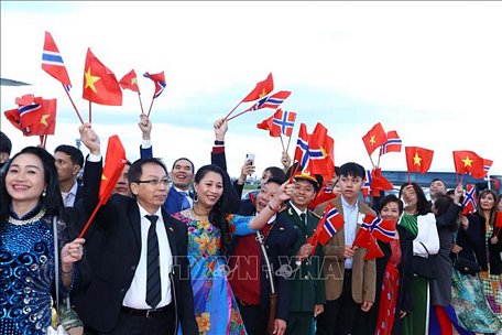 Cán bộ, đại sứ quán Việt Nam tại Vương quốc Na Uy đón Thủ tướng Nguyễn Xuân Phúc và Phu nhân tại sân bay Gardermoen, Oslo, Vương quốc Na Uy. Ảnh: Thống Nhất/TTXVN