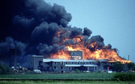  Vụ cháy trụ sở giáo phái Branch Davidian sau vụ đột kích của FBI. Ảnh: AFP