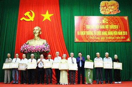 Bí thư Tỉnh ủy- Trần Văn Rón và Phó Bí thư Tỉnh ủy, Chủ tịch UBND tỉnh- Nguyễn Văn Quang trao Huy hiệu Đảng cho các đồng chí cao niên tuổi Đảng.