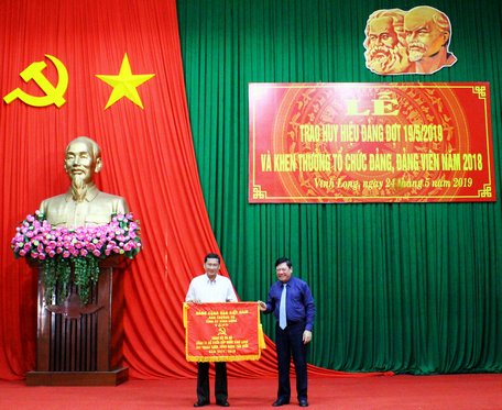 Bí thư Tỉnh ủy- Trần Văn Rón trao tặng cờ cho Đảng bộ cơ sở Công ty CP cấp nước Vĩnh Long.