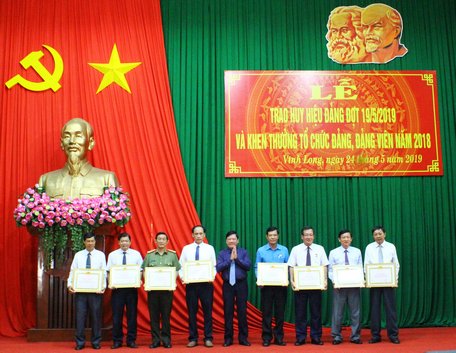 Bí thư Tỉnh ủy- Trần Văn Rón trao tặng bằng khen cho các cá nhân xuất sắc.