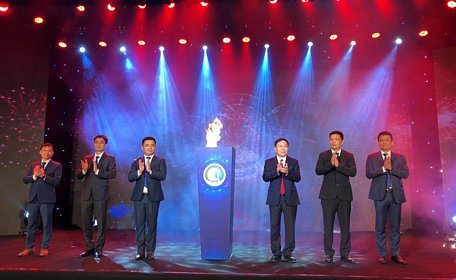 Các lãnh đạo Viettel thực hiện nghi thức khánh thành Tổng công ty Công nghiệp Công nghệ cao. (Ảnh: Minh Sơn/Vietnam+)