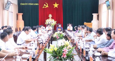 Bí thư Tỉnh ủy- Trần Văn Rón chủ trì hội nghị