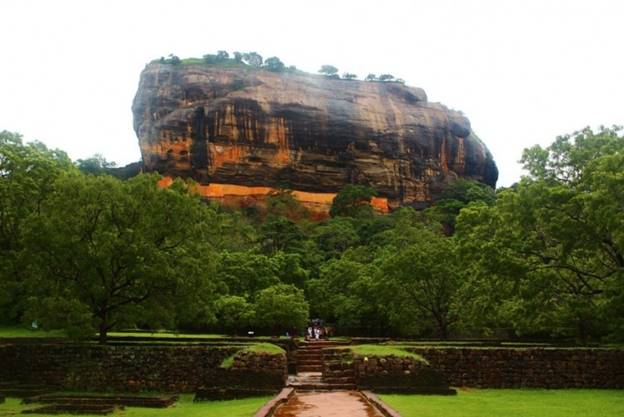 Sri Lanka- Tảng đá khổng lồ - cao 200 m từng là thủ đô trong thế kỷ thứ 5. Cung điện hoàng gia được xây dựng trên đỉnh của nó và các mặt của nó được trang trí bằng những bức bích họa đầy màu sắc dưới sự chỉ huy của Vua Kasyapa. Sau đó tảng đá này được sử dụng như một tu viện Phật giáo.
