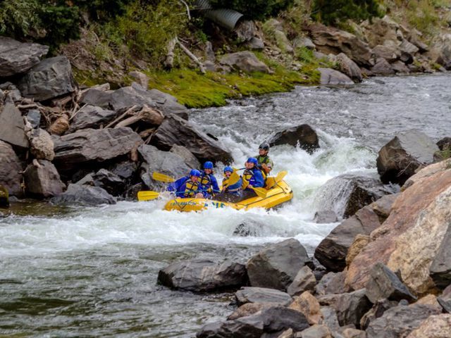 6. Sông Colorado — Colorado, Mỹ- Vượt sông bằng bè mảng là hoạt động du lịch phổ biến ở Colorado – 550.861 người đã sử dụng dịch vụ này vào năm 2016. Nhưng khi nhiệt độ tăng lên, tuyết tan từ núi khiến dòng sông trở nên chảy xiết đầy nguy hiểm. 11 người đã chết trên đường thủy Colorado vào năm 2016, 9 người chết vào năm 2015, và 14 người chết vào năm 2014, theo Fox 31 Denver.