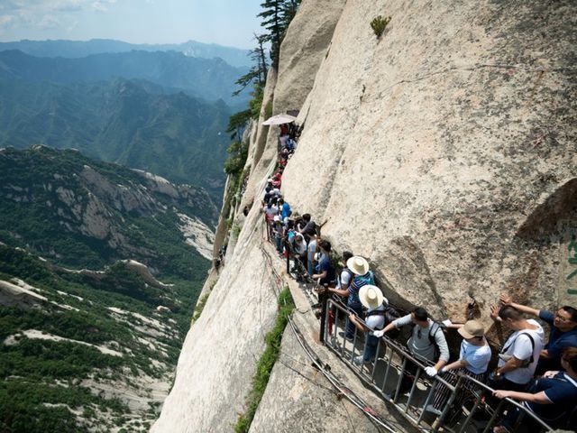 10. Núi Huashan – Shaaxi, Trung Quốc- Trong khi đi bộ trên núi Huashan, du khách phải băng qua những tấm ván mỏng bắt vít vào sườn núi ở độ cao 2.100 mét. Nhiều người gọi đó là “chuyến đi nguy hiểm nhất thế giới”, nhưng nhiều người khác lại bảo đây thật sự là nơi an toàn nhất trên núi vì đó là nơi duy nhất yêu cầu phải có dây bảo hiểm. Số người chết mỗi năm được đồn thổi là 100 người, nhưng con số này chưa bao giờ được kiểm chứng.
