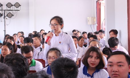Học sinh, sinh viên đặt câu hỏi giao lưu với thân nhân Chủ tịch HĐBT Phạm Hùng