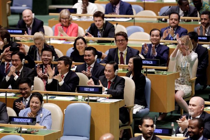 Đoàn Việt Nam do Thứ trưởng Bộ Ngoại giao Lê Hoài Trung (phải, hàng thứ 2, bên trái) dẫn đầu vui mừng sau khi kết quả bỏ phiếu cho thấy Việt Nam được bầu chọn là Ủy viên không thường trực HĐBA LHQ nhiệm kỳ 2020-2021, tại New York, Mỹ ngày 7/6/2019. (Ảnh: THX/TTXVN)