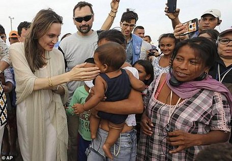 Angelina Jolie thăm trại tị nạn ở Colombia, sát biên giới với Venezuela