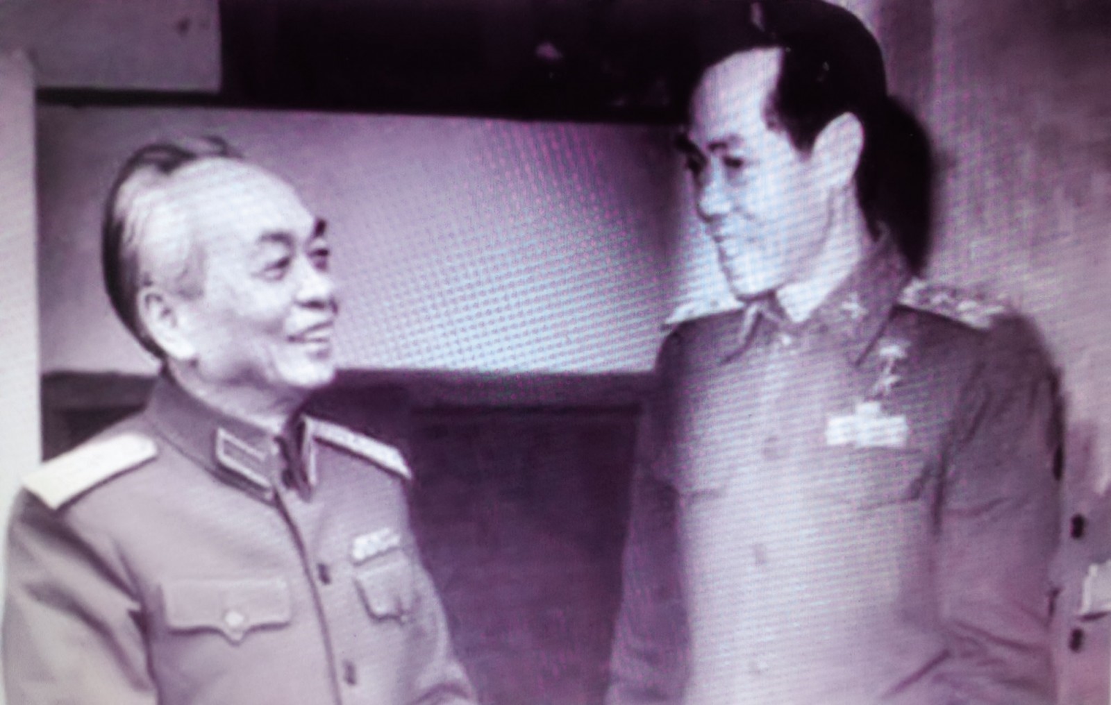 Đại tướng Võ Nguyên Giáp và Thiếu tướng Phạm Xuân Ẩn. Ảnh chụp lại từ ảnh tư liệu