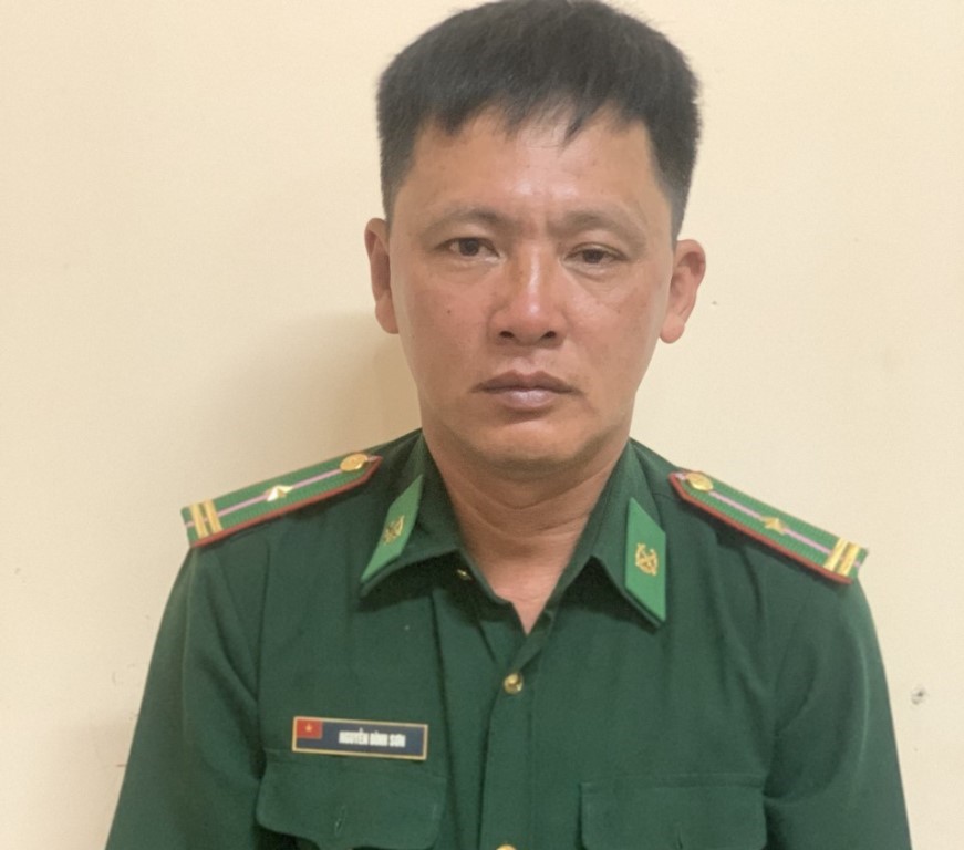 Nguyễn Văn Tong trong bộ quân phục bộ đội biên phòng để đi lừa đảo