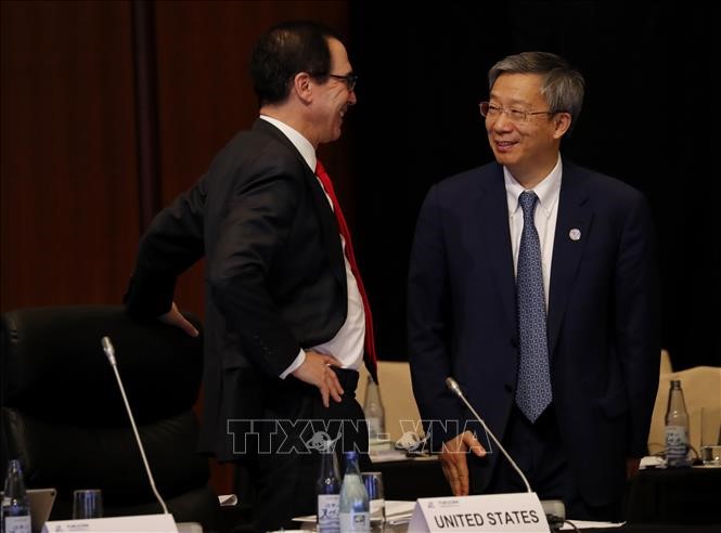Bộ trưởng Tài chính Mỹ Steven Mnuchin (trái) và Thống đốc Ngân hàng Trung ương Trung Quốc Dịch Cương trong cuộc gặp bên lề Hội nghị G20 ở Fukuoka, Nhật Bản, ngày 8/6/2019. Ảnh: AFP/TTXVN