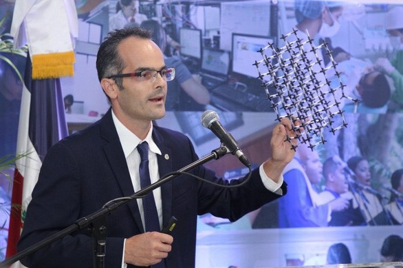 Fabrice Piazza, tác giả nghiên cứu, giới thiệu về vật liệu nano mới - Ảnh: testigo.com.do