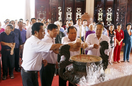  Các đồng chí lãnh đạo dâng hương lên cố Chủ tịch HĐBT Phạm Hùng.