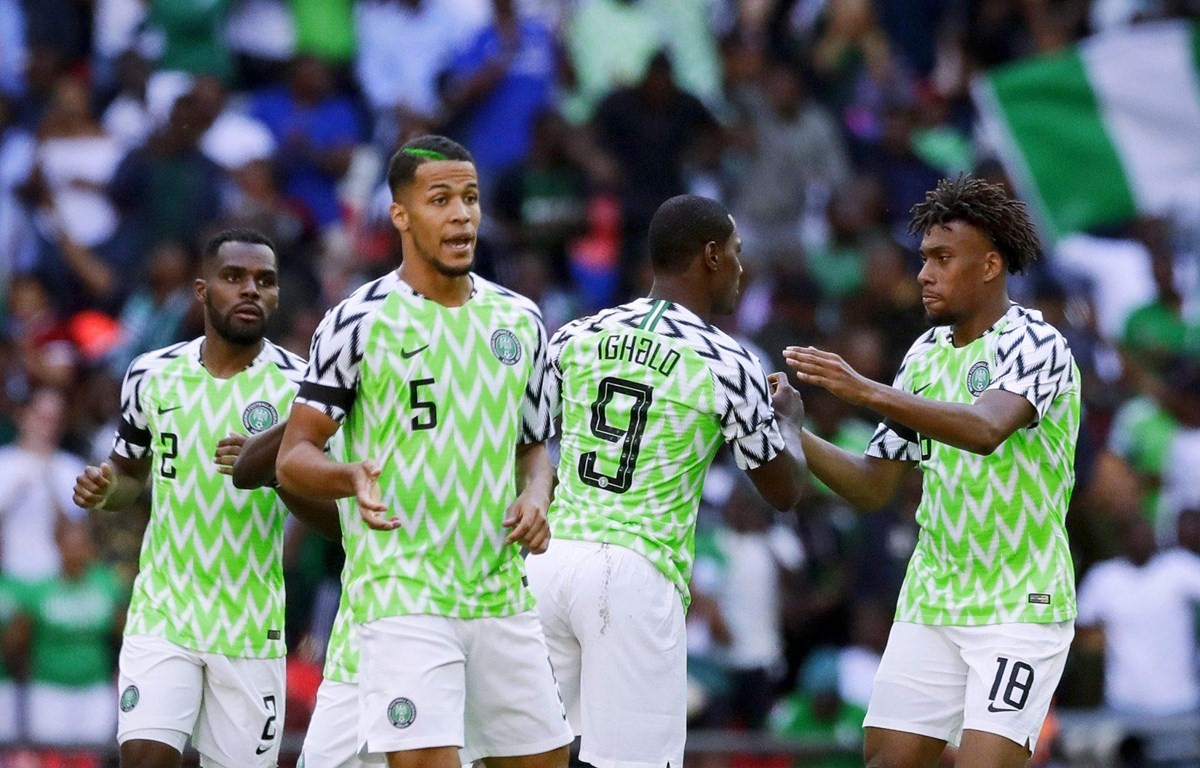 Iwobi (bìa phải) và đồng đội trong màu áo tuyển Nigeria. (Nguồn: sportskeeda)