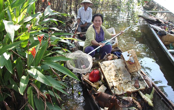 Các thành viên nhóm “Cảm ơn dòng Hương” cùng nhau nhặt rác ở dòng bờ sông Hương và các khu vực lân cận - Ảnh: AN NHIÊN