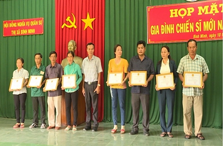 Ông Nguyễn Văn Dân- Phó Chủ tịch Thường trực UBND thị xã- tặng giấy khen cho các gia đình.