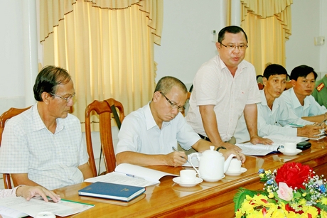 Ông Nguyễn Minh Hiền báo cáo về công tác chuẩn bị trong buổi họp của BTC giải.