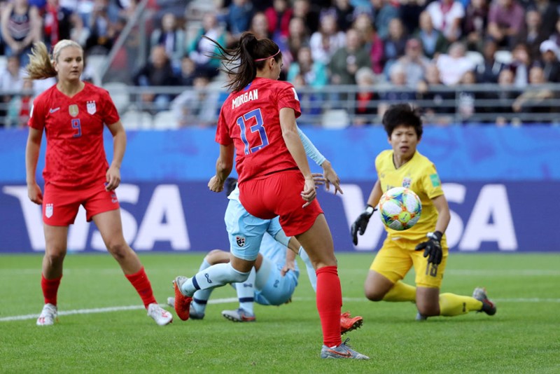 Ngôi sao của bóng đá nữ thế giới - Alex Morgan dễ dàng ghi 5 bàn vào lưới Thái Lan. (Ảnh: Getty). 