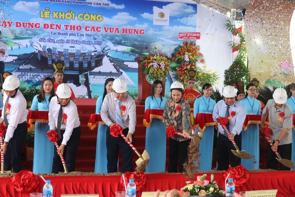 Chủ tịch Quốc hội Nguyễn Thị Kim Ngân thực hiện nghi thức khởi công đền thờ các vua Hùng - Ảnh: LÊ DÂN