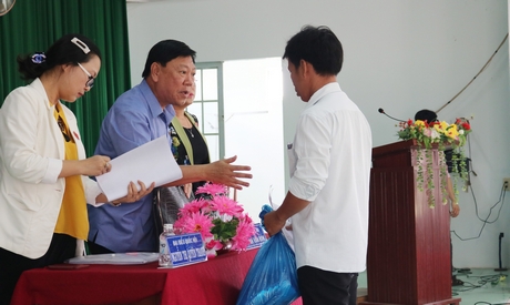 Bí thư Tỉnh ủy- Trần Văn Rón cùng các đại biểu trao đổi với cử tri.