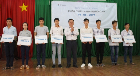 Hiệu trưởng trường CĐ Nghề- Trần Anh Tuấn trao học bổng cho các học sinh, sinh viên.