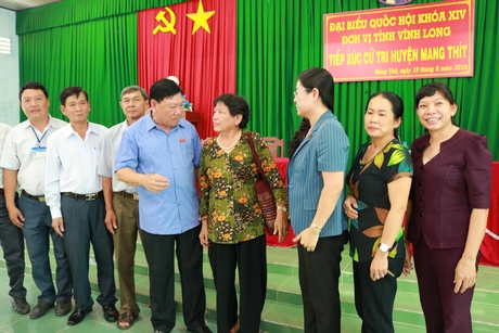 Ông Trần Văn Rón và các đại biểu Quốc hội trao đổi với cử tri huyện Mang Thít.