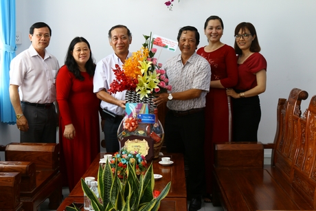 Ông Nguyễn Hữu Khánh- Phó Tổng biên tập Báo Vĩnh Long nhận hoa và lời chúc mừng từ ông Nguyễn Công Hầu (thứ ba từ trái sang).